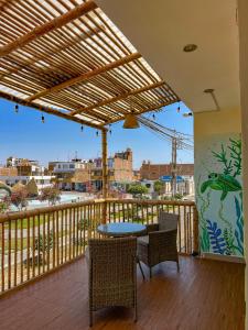 a patio with a table and chairs on a balcony at Hospedaje Josué Paracas in Paracas