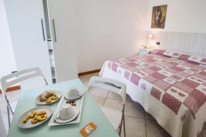 A bed or beds in a room at La Casa di Linda