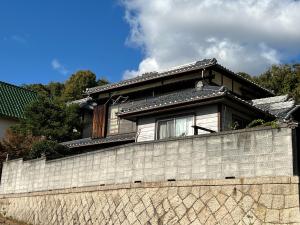 a house on top of a brick wall at 安易 旅館1号房间 in Okayama