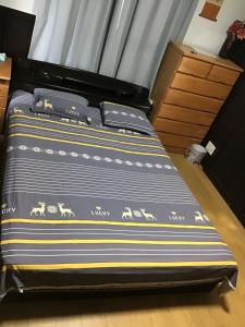 a bed in a room with two mattresses on it at 安易 旅館1号房间 in Okayama