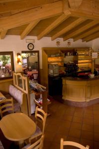Reštaurácia alebo iné gastronomické zariadenie v ubytovaní Albergo Silvana