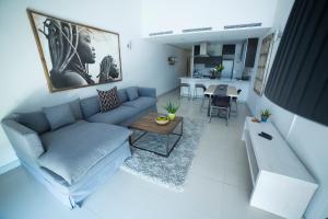uma sala de estar com um sofá e uma mesa em The Quadrant Apartment A406 em Cidade do Cabo