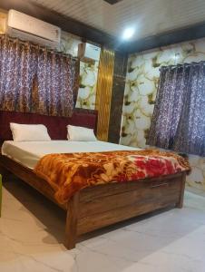 a bedroom with a bed in a room with curtains at Family Hotel Stay In Hotel AV Priya Rajgir in Rājgīr