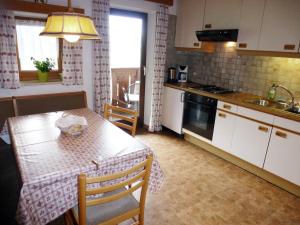 A kitchen or kitchenette at Apartment Weissenegger