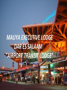 um sinal para um centro comercial à noite em Mauya Executive Lodge em Dar es Salaam