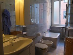 A bathroom at Casa Clemente in Cit Turin