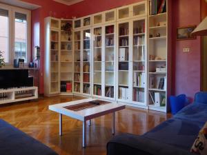 a living room with a coffee table and bookcases at Casa Clemente in Cit Turin in Turin