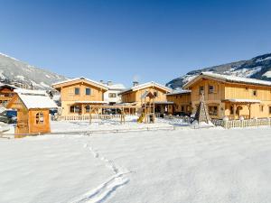 einen schneebedeckten Hof vor einer Lodge in der Unterkunft Chalet in Schwendau - A 241.003 in Schwendau