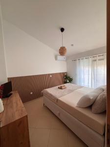 a bedroom with a large bed and a window at Apartment Las 2 in Fanari