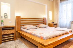 ザポリージャにあるApartment on Soborniy 177のベッドルーム1室(木製ベッド1台、大きなヘッドボード付)