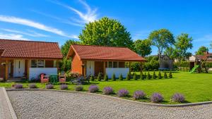 a house with a yard with a lawn sidx sidx sidxktopktop at Edelweiss Vila Šventoji in Šventoji