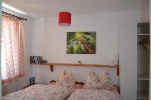 a bedroom with a bed and a picture on the wall at Ferieneinrichtungen Haus am Stein bei B in Königstein an der Elbe
