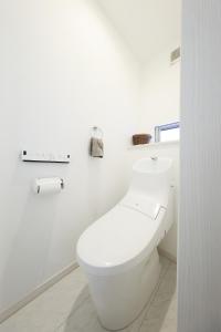 a white bathroom with a toilet and a sink at 天空山 in Kawagoe +36 photos