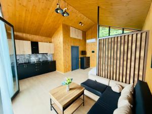 ein Wohnzimmer mit Sofa und Tisch in der Unterkunft Tianuli in Tushurebi