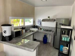 a kitchen with a counter top and a refrigerator at Casa Nael a 2Km del IRTRA in San Martín Zapotitlán