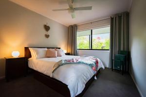 a bedroom with a large bed and a window at High Country on Perkins in Jamieson