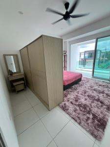 a bedroom with a bed and a ceiling fan at Exclusive Changlun Room in Bukit Kayu Hitam