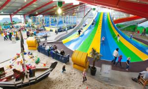 a group of people playing in an indoor water park at Ferienhaus Holstein in Butjadingen