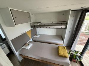 a small room with two bunk beds in it at Cseresznyés Házikók in Lipót