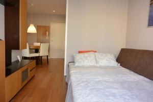 ポルトにあるJúlio Dinis Flat, by Flat in Portoのベッドルーム1室(ベッド1台付)、ダイニングルームが備わります。