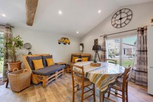 a living room with a table and chairs at Aux Charmes D'antan - Chambre in Sevremont