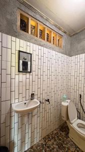 a bathroom with a sink and a toilet at Melody Surf Ekas Lombok in Ekas