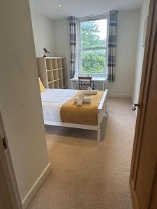 a small bedroom with a bed and a window at 2Bedroom City Centre Cozy Flat in Cambridge