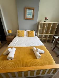 a bedroom with a bed with towels on it at 2Bedroom City Centre Cozy Flat in Cambridge