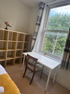 a bedroom with a desk and a window at 2Bedroom City Centre Cozy Flat in Cambridge