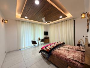 a bedroom with a bed and a table in it at Oak & Amber Retreat in Manāli
