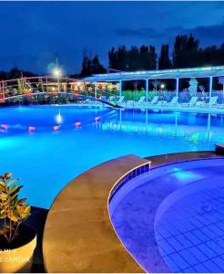 a large swimming pool at night at РадугаВест58а in Koshkolʼ