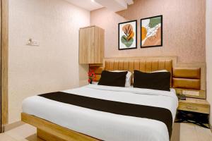 a bedroom with a large bed in a room at Collection O Crawford Market Formerly Al Ibrahim Hotel in Mumbai