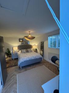 a bedroom with a bed and a chandelier at kingsize Little Home in Stamford