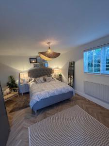 a bedroom with a bed and a chandelier at kingsize Little Home in Stamford