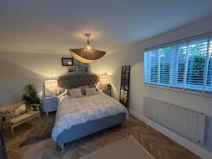 a bedroom with a bed and a large window at kingsize Little Home in Stamford +6 photos