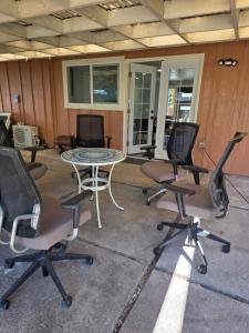 a group of chairs and a table in a room at Cozy SeaTac home in SeaTac
