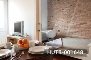 uma sala com uma mesa com pratos e fruta em Ghat Apartment Poble Sec Barcelona em Barcelona