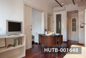 Ghat Apartment Poble Sec Barcelona في برشلونة: غرفة معيشة مع طاولة وتلفزيون
