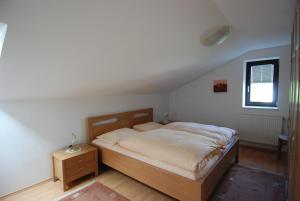 Schlafzimmer mit einem Bett und einem Fenster in der Unterkunft Ferienwohnungen Fliegerstrasse in Gersfeld