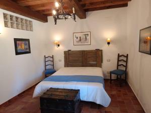 a bedroom with a bed and two chairs at B&B La Camilla in Sipicciano