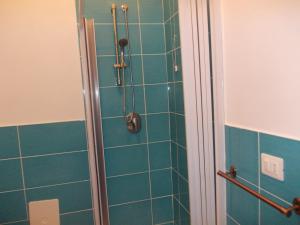un bagno con doccia con piastrelle blu di B&B Porta di Suso Camerota a Camerota Altre 46 foto