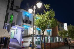 a street light in front of a building with blue lights at Daecheon gyeoulyeonga pension in Boryeong