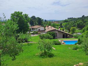 a yard with a house and a swimming pool at A un passo dal Collio in Mossa