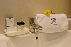 Uma casa de banho em VIP Inn Miramonte Hotel