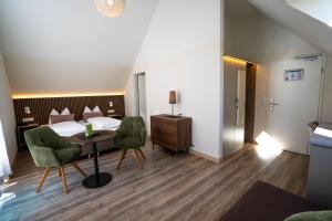 ein Hotelzimmer mit Bett, Tisch und Stühlen in der Unterkunft Hotel Volapük in Konstanz