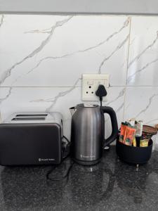a slow cooker and a toaster on a counter at Cubes Ledig Luxury Apartments in Ledig