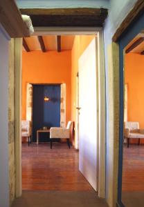 ハニア・タウンにあるSt. Francis Apartmentのオレンジ色の壁の部屋への開口ドア