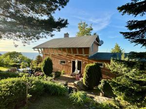 a brick house with a metal roof at Ruhe-Natur-Meerblick-Das-Atelier-in-Lohme-Wandern-Radfahren-Golf-direkt-vor-der-Tuer in Lohme