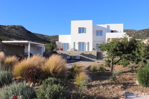 a view of the house from the garden at Villa Kairos in Angairiá