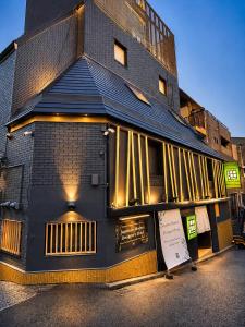 a building with a restaurant with at HOTEL 壮-soh-shibuya in Tokyo